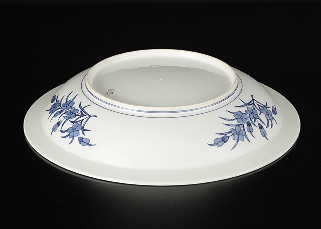 Iro-nabeshima plate with chintz design 色鍋島吹墨草花更紗文